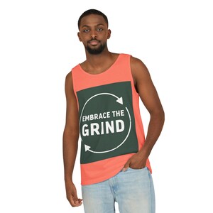 ユニセックス ガーメントダイ タンクトップ Embrace the Grind モチベーションアップ ワークアウトトップ ジムアパレル カジュアル サマーウェア フィットネス愛好家へのギフト
