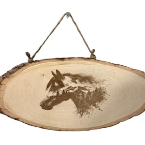 Panneau en bois cheval, décoration de montagnes et d'arbres, art mural rustique, suspension murale équine, décoration de cabane, cadeau pour les amateurs de chevaux
