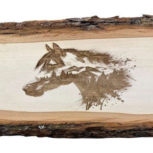 Panneau en bois cheval rustique, décoration de montagnes et d'arbres, art mural rustique, suspension murale équine, décoration de cabine, cadeau pour les amateurs de chevaux