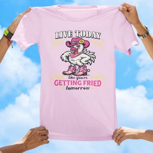 Camiseta con estampado divertido de pollo: Vive hoy como si mañana te fueran a freír. Soft Pink