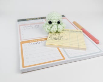 Piccolo amico da scrivania polpo all'uncinetto - Regalo di ritorno a scuola, Stuffie, animale dell'oceano, creatura marina, arte del polpo, scultura di polpo, arredamento di polpo
