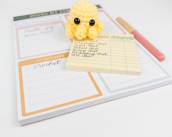 Amico da scrivania polpo all'uncinetto - Regalo di ritorno a scuola, Stuffie, animale dell'oceano, creatura marina, arte del polpo, scultura di polpo, arredamento di polpo