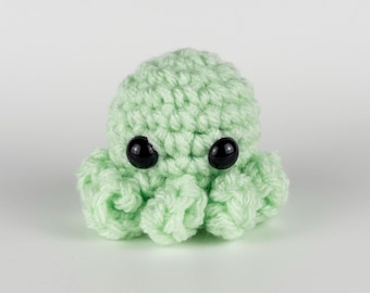 Piccolo amico da scrivania polpo all'uncinetto - Peluche fatto a mano per divertimento e funzionalità, giocattolo, Stuffie, animale dell'oceano, creatura marina, verde menta