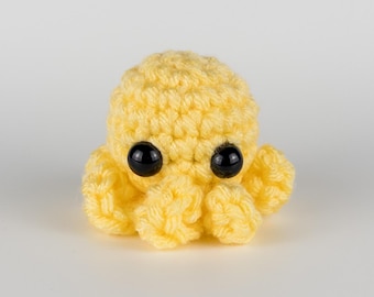 Piccolo amico da scrivania polpo all'uncinetto - Peluche fatto a mano per divertimento e funzione, giocattolo, Stuffie, animale dell'oceano, creatura marina, giallo
