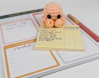 Piccolo amico da scrivania polpo all'uncinetto - Regalo di ritorno a scuola, Stuffie, animale dell'oceano, creatura marina, arte del polpo, scultura del polpo, da collezione