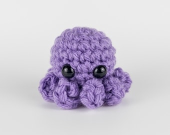 Piccolo amico da scrivania polpo all'uncinetto - Peluche fatto a mano per divertimento e funzionalità, giocattolo, Stuffie, animale dell'oceano, creatura marina, viola