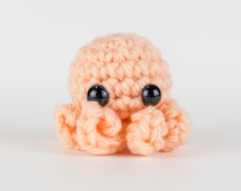 Piccolo amico da scrivania di polpo all'uncinetto - Peluche fatto a mano per divertimento e funzionalità, giocattolo, Stuffie, animale dell'oceano, creatura marina