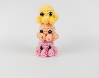 Piccolo amico da scrivania polpo all'uncinetto - Regalo di ritorno a scuola, Stuffie, animale dell'oceano, creatura marina, arte del polpo, scultura del polpo, da collezione