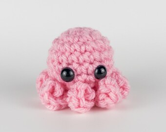 Piccolo amico da scrivania di polpo all'uncinetto - Peluche fatto a mano per divertimento e funzionalità, giocattolo, Stuffie, animale dell'oceano, creatura marina