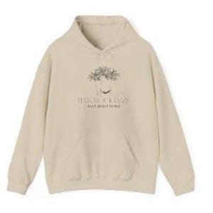 Puede incluir: Una sudadera con capucha beige con un gráfico de una hamaca con palmeras y el texto "Have a good day, but make it a nap day".
