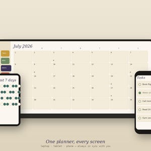 Könnte beinhalten: Ein digitaler Planer auf einem Laptop, Tablet und Smartphone. Die Benutzeroberfläche zeigt einen Kalender für Juli 2026, einen Gewohnheits-Tracker für die letzten 7 Tage und eine Aufgabenliste. Der Text unten lautet: One planner, every screen laptop - tablet - phone - always in sync with you.