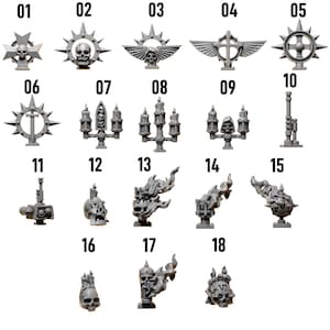 Può includere: Un set di 18 modelli in miniatura di plastica di diversi design, tra cui croci, stelle e fiamme. I modelli sono numerati da 01 a 18.