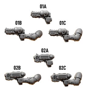 Peut inclure: Six modèles miniatures d'armes en plastique gris, étiquetés 01A, 01B, 01C, 02A, 02B et 02C. Les modèles présentent des conceptions détaillées, notamment des canons, des poignées et divers composants mécaniques. Le logo GreyTide Studio est en haut à gauche.
