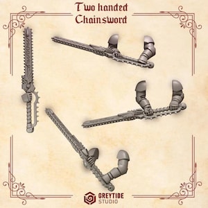 Pode incluir: Uma coleção de espadas-corrente cinzentas de duas mãos, uma arma com uma lâmina semelhante a uma serra e uma pega projetada para ser segurada com as duas mãos. A imagem inclui o texto "Two handed Chainsword" e o logótipo "GREYTIDE STUDIO".