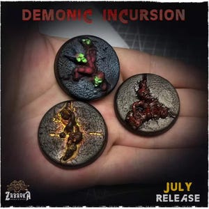 Peut inclure: Trois socles de jeu miniatures circulaires étiquetés Demonic Incursion. Un socle présente une figurine rouge avec des accents vert vif, un autre une surface texturée brun foncé avec une fissure jaune lumineuse, et le dernier une masse organique.
