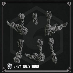 Può includere: Cinque modelli in miniatura stampati in 3D di mani scheletriche con catene e fiamme. I modelli sono grigi e sembrano essere in plastica. I modelli sono disposti in cerchio su uno sfondo nero.