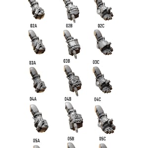 Puede incluir: Una colecci&oacute;n de doce miniaturas de brazos mec&aacute;nicos grises, cada una con un dise&ntilde;o &uacute;nico. Los brazos est&aacute;n numerados y etiquetados con letras, mostrando varios estilos y detalles. El logotipo de GreyTide Studio est&aacute; en la esquina superior izquierda.