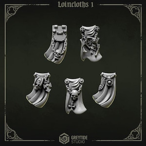 Può includere: Cinque perizomi grigi con dettagli di teschi e catene. Ognuno ha un design unico, inclusi croci ed elementi decorativi. Il testo "Loincloths 1" è in alto. Il logo GreyTide Studio è in basso.