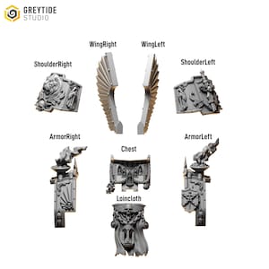 Op de afbeelding: Een verzameling grijze miniatuur pantseronderdelen, waaronder schouderstukken, vleugels, borst, lendendoek en pantsersecties. De onderdelen zijn gelabeld met tekst zoals "WingRight", "ShoulderLeft" en "ArmorRight". Het GreyTide Studio-logo staat linksboven.