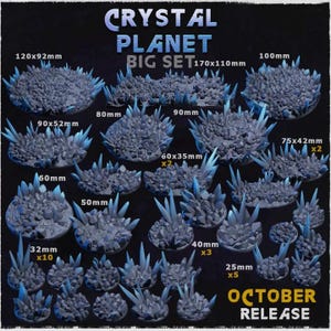 Könnte beinhalten: Ein Crystal Planet Big Set aus Miniatur-Bases mit felsigem Gelände und hervorstehenden, bläulich getönten Kristallsplittern. Das Set enthält verschiedene Größen mit Maßangaben in Millimetern, wie 120x92mm, 100mm und 25mm, sowie ein October Release Etikett.