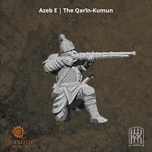 Könnte beinhalten: Eine graue Miniaturfigur mit der Aufschrift Azeb E | The Qarin-Kumun, die einen knienden Krieger in Schuppenpanzer und mit Helmbusch zeigt, der mit einer langen Muskete zielt. Die Figur hat detaillierte geschichtete Kleidung, einen Gürtel und ein Schwertheft.
