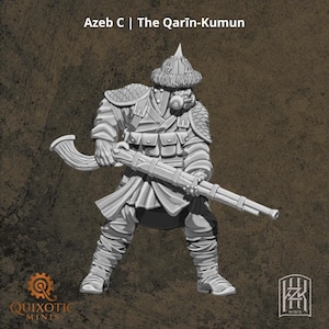 Op de afbeelding: Een grijs miniatuurfiguur getiteld Azeb C | The Qarin-Kumun, met een krijger in een puntige helm, een met bont afgezette muts en gelaagd pantser, die een lang geweer vasthoudt. Het figuur heeft gedetailleerde zakjes en gestructureerde kleding.