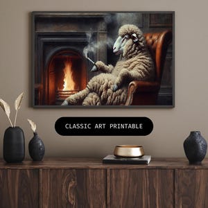 Può includere: Una stampa incorniciata con una pecora in una poltrona di pelle, che fuma una sigaretta davanti a un camino. L'opera d'arte ha uno stile artistico classico e il testo "CLASSIC ART PRINTABLE" è visualizzato nella parte inferiore della cornice.