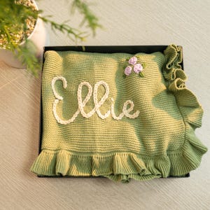 Personalisierte, handbestickte Babydecke, individuell bestickte Babydecke zum Einwickeln, Meilensteindecke für jeden Monat, Geschenk zur Geburt