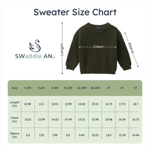 K&ouml;nnte beinhalten: Ein gr&uuml;ner Strickpullover mit Gr&ouml;&szlig;entabelle. Die Tabelle zeigt die Ma&szlig;e f&uuml;r L&auml;nge, Brust und &Auml;rmel in Zoll f&uuml;r Gr&ouml;&szlig;en von 0-3 Monaten bis 5T. Das Markenlogo ist ein Schwan.