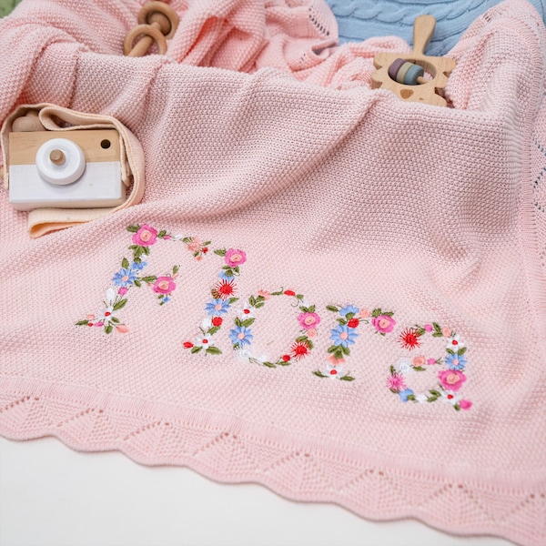 Personalisierte Babydecke mit Blumenmuster, bestickte Babydecke, individuelle Babydecke, gestrickte Babydecke, Geschenk zur Geburt, Geschenk zum ersten Geburtstag