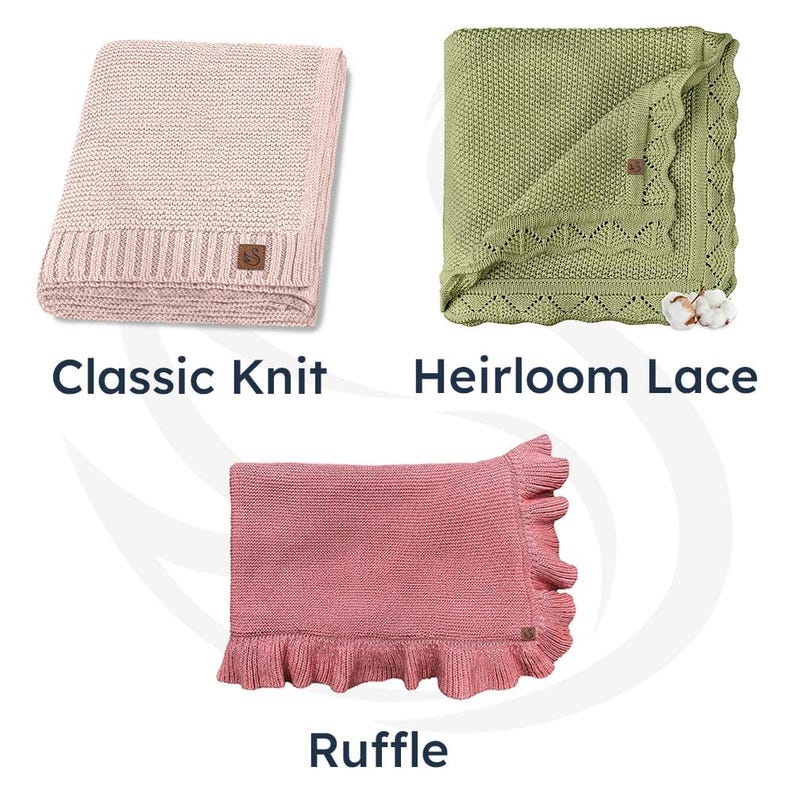 Puede incluir: Tres mantas para beb&eacute; de diferentes estilos y colores. Arriba a la izquierda, una manta Classic Knit rosa claro. Arriba a la derecha, una manta Heirloom Lace verde. Abajo, una manta Ruffle rosa. Cada manta tiene una peque&ntilde;a etiqueta marr&oacute;n.