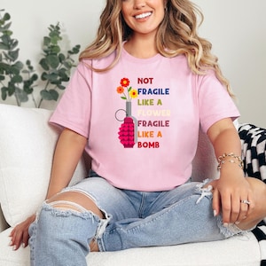 Camiseta feminina fofa NÃO Frágil, com letras engraçadas | Não frágil como uma flor, frágil como uma bomba, camiseta aquarela | Camiseta RBG