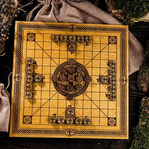 Wooden Hnefatafl game, Norse chess board game, Tafl game, Ancient chess game, Viking strategy game, Engraved hnefatafl, Unique board game