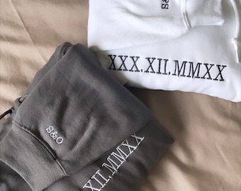 Sweat à capuche assorti avec chiffres romains brodés, initiales personnalisées avec pull à manches coeur, cadeau petit ami, sweats à capuche personnalisés pour couple avec date d'anniversaire