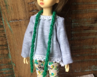 Jolly kelly green scarf outfit for YoSD