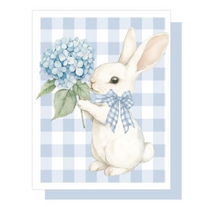 Könnte beinhalten: Ein weißes Kaninchen mit einer blauen und weißen Gingham-Schleife hält einen Strauß blauer Hortensien vor einem blauen und weißen Gingham-Hintergrund.