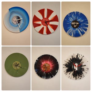 Könnte beinhalten: Sechs Schallplattenuhren mit verschiedenen Designs. Die Uhren haben schwarze Zeiger und sind an einer weißen Wand montiert. Die Designs umfassen einen blauen und weißen Wirbel, ein rot-weiß gestreiftes Design, ein blaues und weißes Spritzdesign, eine einfarbige grüne Farbe, ein schwarzes und weißes Spritzdesign mit roter Mitte und ein schwarzes und weißes Spritzdesign.