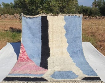 Alfombra bereber de lana tejida a mano, marroquí, azul y crema, con diseño abstracto Beni Ourain para interiores modernos.