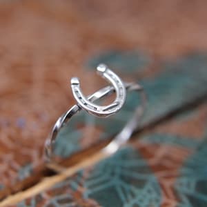 Zierlicher Sterling Silber Hufeisen Ring. Silberring zum Stapeln. Handgefertigtes Schmuckstück aus Sterlingsilber. Glücks-Hufeisenring.