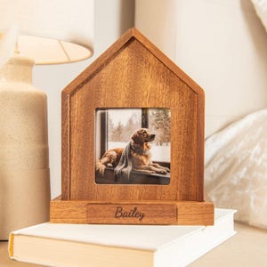 Duża urna na prochy psa – spersonalizowane grawerowane drewniane pudełko pamiątkowe z ramką na zdjęcie (45 kg)