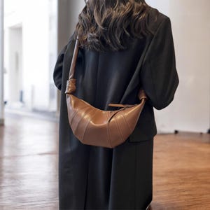 Minimalistische Crescent Tasche für Frauen - PU-Leder Umhängetasche, Handtasche im Croissant-Stil, trendige Handtasche für jeden Tag, lässige Umhängetasche