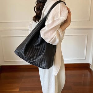 Große Slouchy PU-Leder-Umhängetasche - Gewebte strukturierte weiche Tasche mit Magnetverschluss, lässige Alltag Hobo Geldbörse 2025 Stil