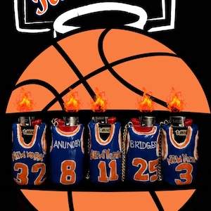 Könnte beinhalten: Fünf Bic-Feuerzeuge in blauen und orangen New Yorker Basketball-Trikothüllen mit den Spielernamen Anunoby und Bridges sowie den Nummern 32, 8, 11, 25 und 3. Im Hintergrund sind ein großer orangefarbener Basketball und das NY Knicks-Logo zu sehen.