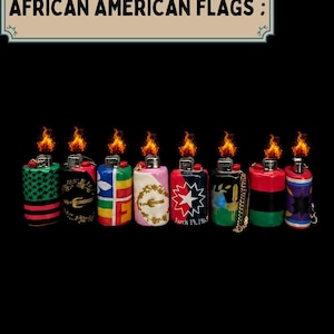 Könnte beinhalten: Acht Feuerzeuge in einer Reihe, jedes mit einem einzigartigen Design und einer kleinen Flamme an der Oberseite. Der Text AFRICAN AMERICAN FLAGS steht oben. Die Feuerzeuge zeigen verschiedene Muster, darunter Streifen, Sterne und Symbole in Farben wie Rot, Schwarz, Grün, Gelb und Weiß.