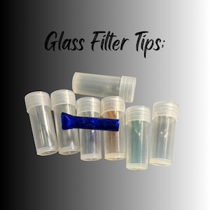 Puede incluir: Un surtido de boquillas de filtro de vidrio transparente y pequeños recipientes de plástico. Se ve una boquilla de filtro de vidrio azul. El texto "Glass Filter Tips:" está escrito en cursiva.
