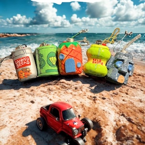 Puede incluir: Una colección de adornos coloridos hechos a mano y un camión de juguete rojo se exhiben en una playa de arena con el océano de fondo. Los adornos tienen forma de lata de pan, dinero, una piña, una mancha verde y una cabeza de piedra. El texto "THE BIKINI BOTTOM SPECIAL" está en la parte superior.