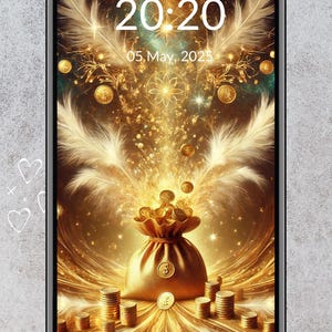 Puede incluir: Una pantalla de teléfono dorada con un reloj digital que muestra las 20:20 y la fecha 05 de mayo de 2023. El fondo es un diseño abstracto dorado con una bolsa de monedas de oro y el texto "cargado con energía Reiki".