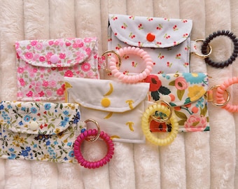 Monedero pequeño con diseño floral hecho a mano