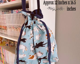 Handgemaakte katten op blauwe kawaii crossbodytas met trekkoord
