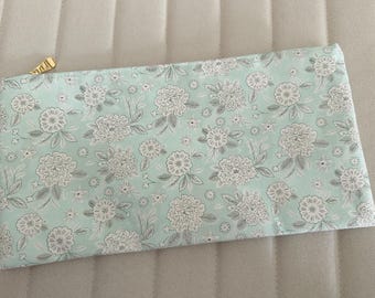 Groot plat zakje met rits - blauwgroen bloemen